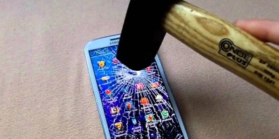 pelicula-de-vidro-para-celular-martelo-quebrando