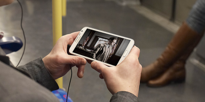 usuário de smartphone com tv digital