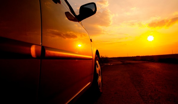 carro no sol enquanto carrega o celular no carro