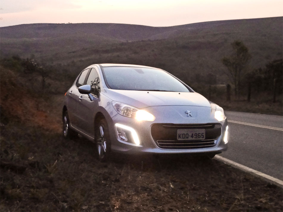 faróis ligados enquanto carrega o celular