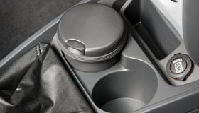 carregar o celular no carro próximo ao porta-copos