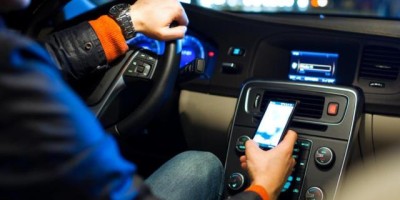 usando-o-celular-ao-volante-colocando-a-vida-em-risco