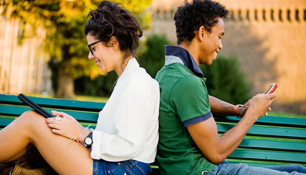 Casal em aplicativo de relacionamento