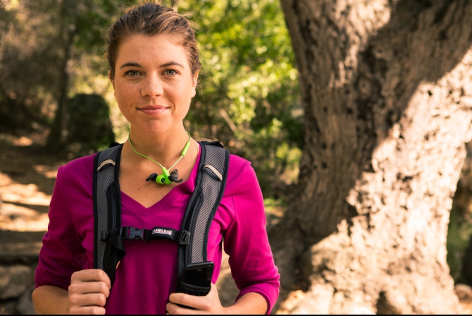 menina usando fones de ouvido bluetooth