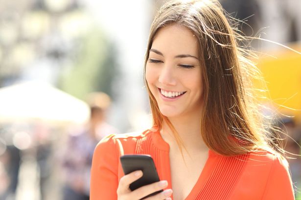 mulher-usando-os-seus-planos-de-internet-para-celular-2