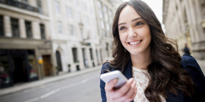 mulher-usando-os-seus-planos-de-internet-para-celular