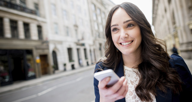 mulher usando os seus planos de internet para celular