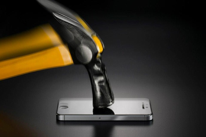 celular land rover aguenta uma martelada