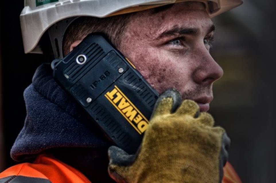 celular land rover resistente e o dewalt