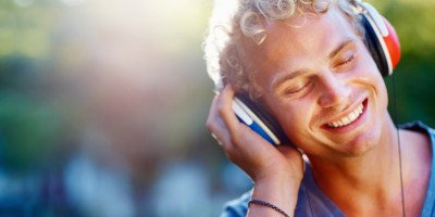 homem-usando-aplicativos-para-baixar-musica