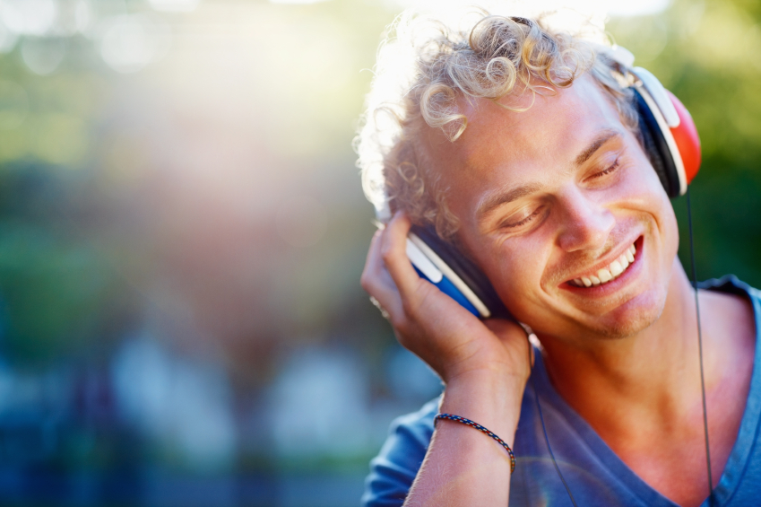homem usando aplicativos para baixar música