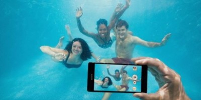 tirando-foto-com-celular-a-prova-dagua
