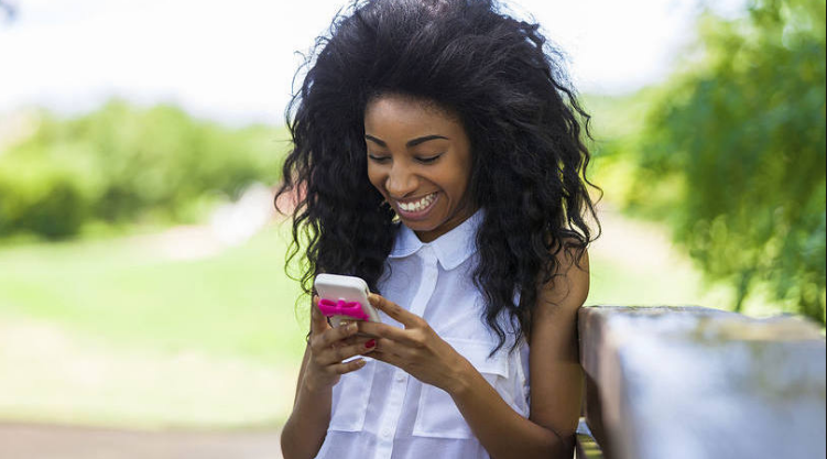 menina usando os apps de celular