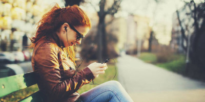 menina-usando-aplicativos-mais-baixados-de-julho