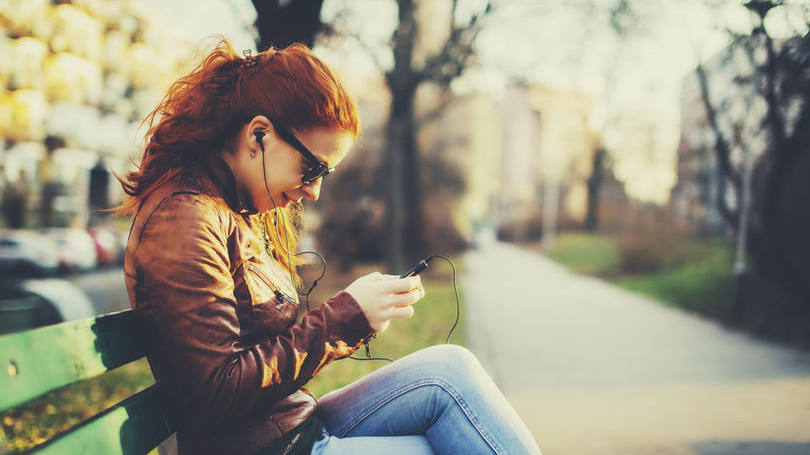 menina usando aplicativos mais baixados de julho