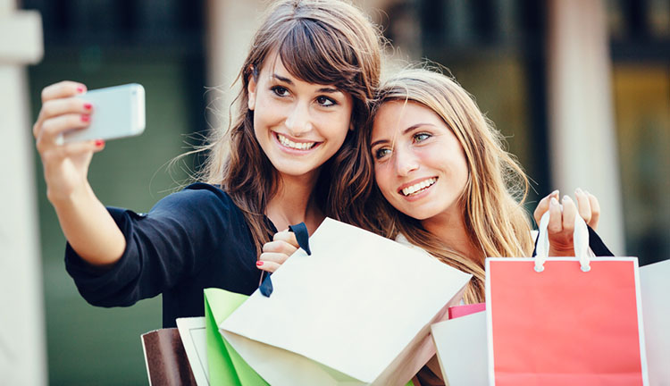 tirando selfie com aplicativos para celular