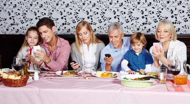 familia usando o google play para compartilhar apps