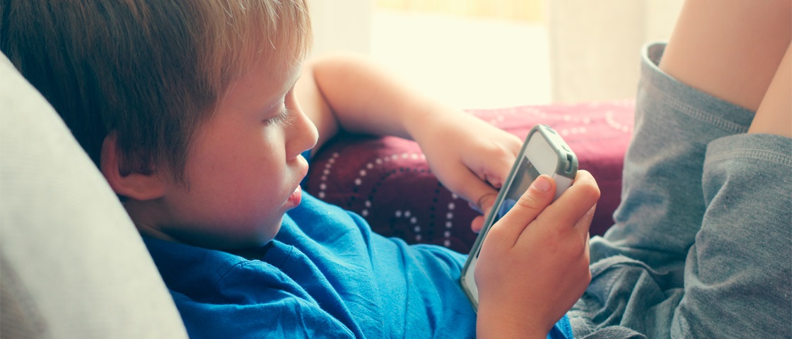 crianca-smartphone-dia-das-criancas-bemmaisseguro