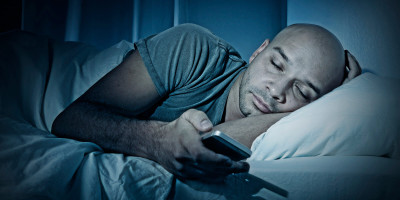 Passar a noite no celular