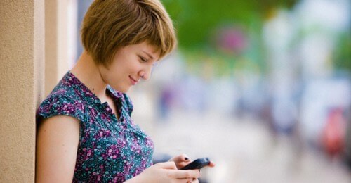 Pessoa com seguro no celular e tranquila