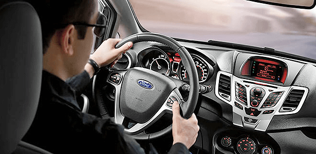 Comendo de voz no carro