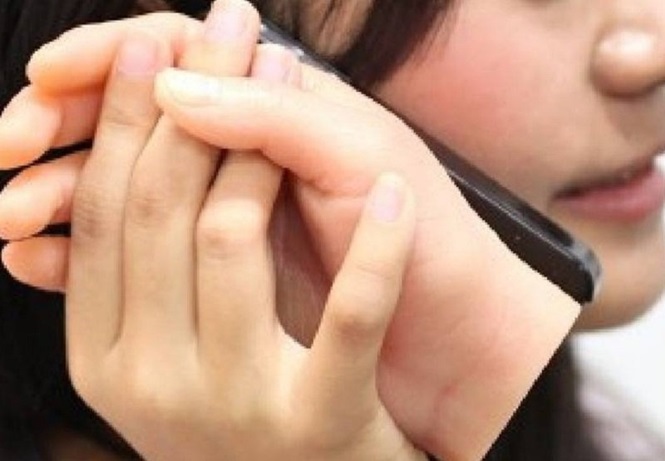 capa de celular em formato de mão