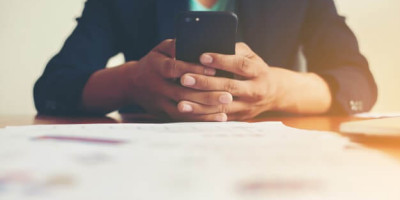 worker-writting-in-a-phone_1150-93