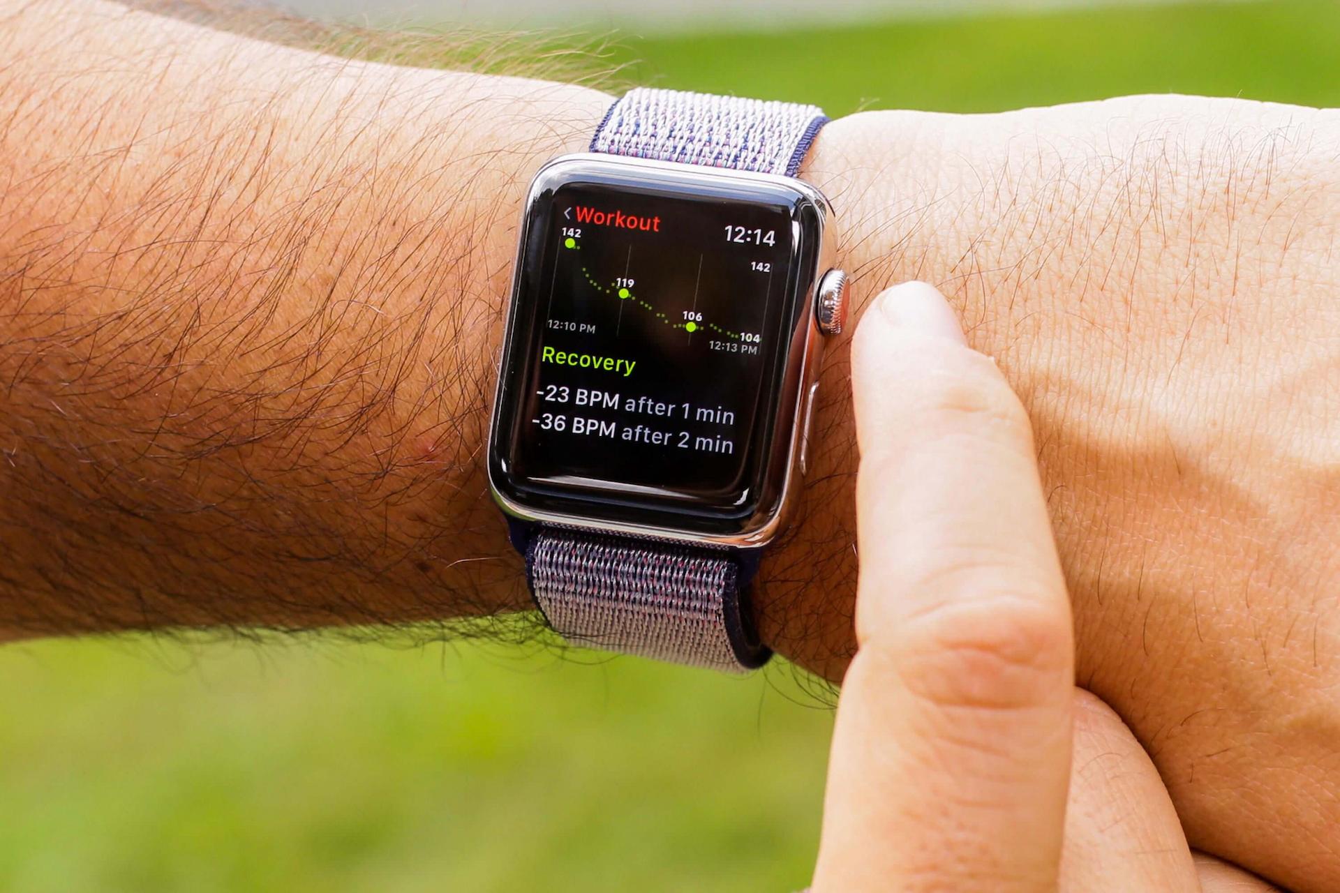 apple watch no pulso de um homem apple-watch