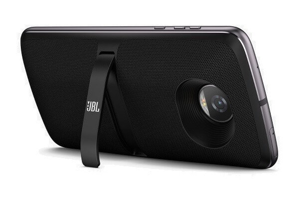 Moto Z JBL SoundBoost 2, snap da JBL para o Moto Z, na cor preta, com o apoio d osnap deixando o celular na posição diagonal. O fundo da imagem é branco.