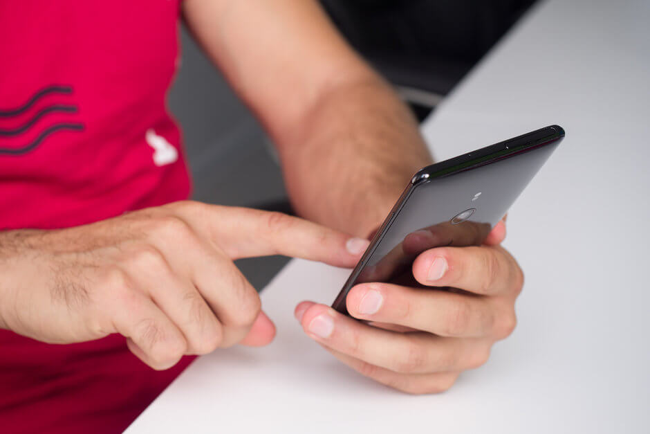 Pessoa usando o Xperia XZ4.