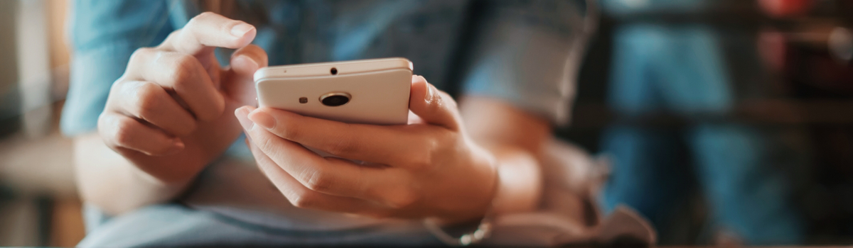 Mão segurando smartphone.