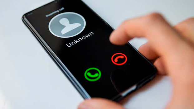 na foto, é visto um celular recebendo uma chamada de um número desconhecido.