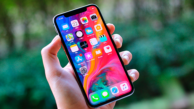 Na imagem, uma mão segura um aparelho iPhone X