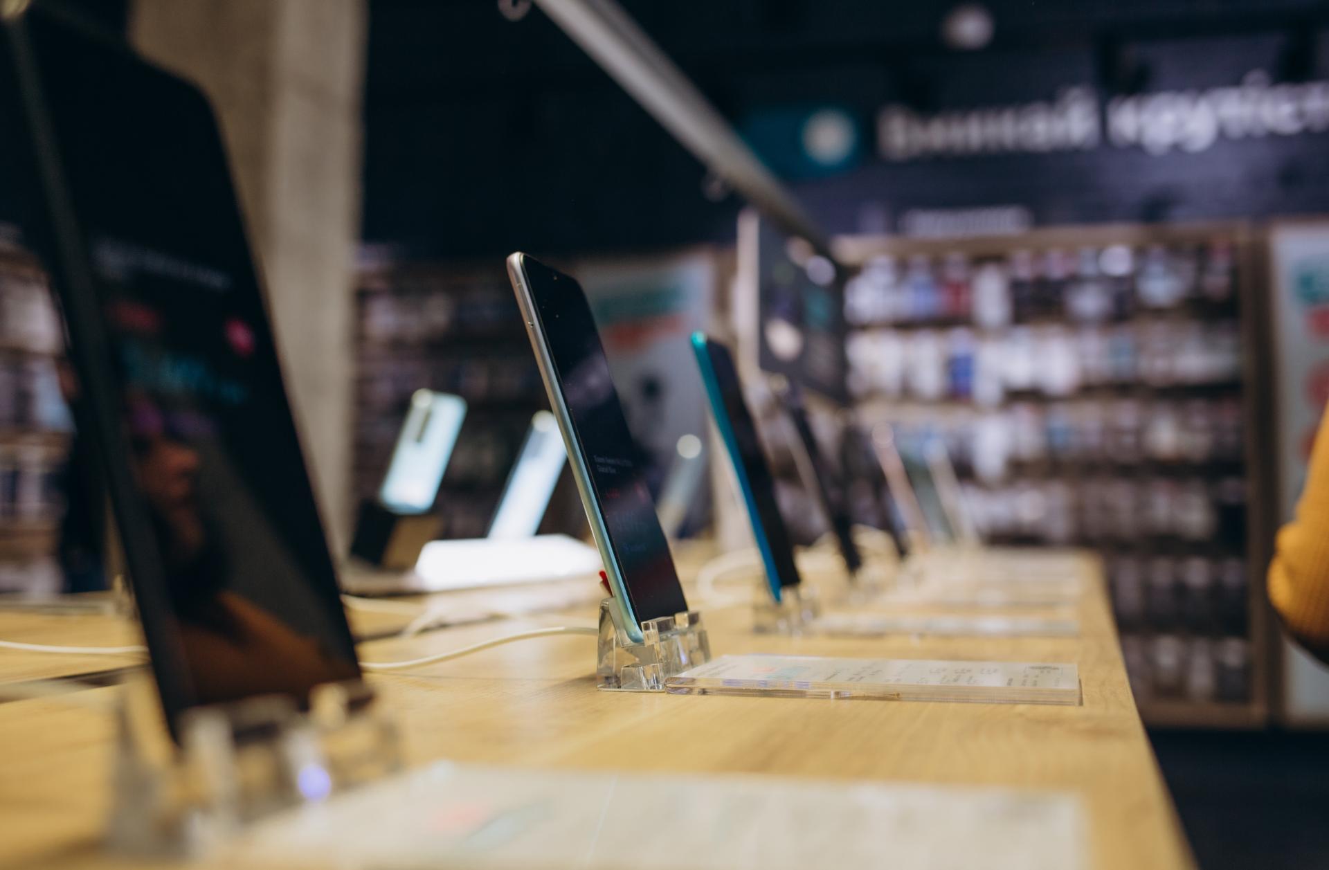 Showcase,With,Smartphones,In,The,Modern,Electronics,Store.,Buy,A